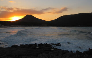 cala-agulla-atardecer-siluetas