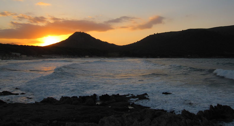 cala-agulla-atardecer-siluetas