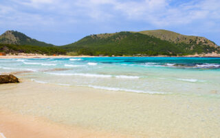 cala-agulla-olas-rocas