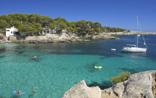 playa-cala-gat-barco-embarcacion-flotadores