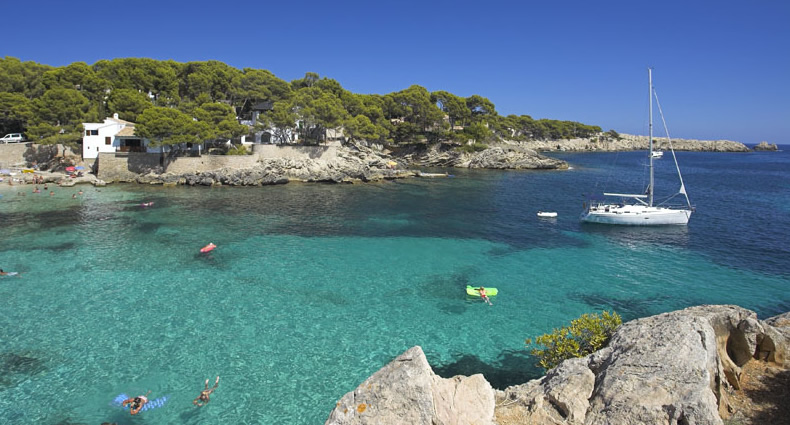 playa-cala-gat-barco-embarcacion-flotadores