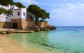 playa-cala-gat-edificio-embarcadero