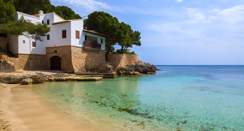 playa-cala-gat-edificio-embarcadero
